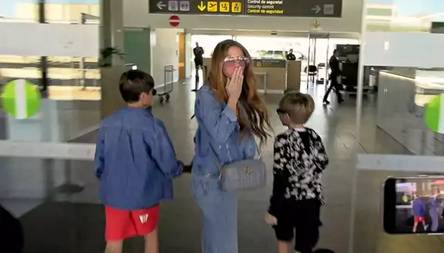 Shakira z synami Milanem i Sashą żegnający się na lotnisku El Prat w Barcelonie