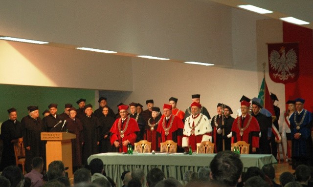 - Inauguracja roku to najważniejsze wydarzenie w całym roku akademickim - powiedział rektor Uniwersytetu Zielonogórskiego, prof. dr hab. inż. Tadeusz Kuczyński.