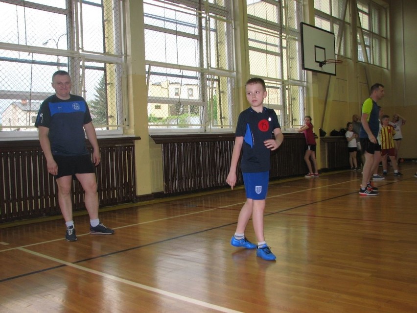 Rodzinnie grali w siatkówkę w Szkole Podstawowej numer 34 w Kielcach