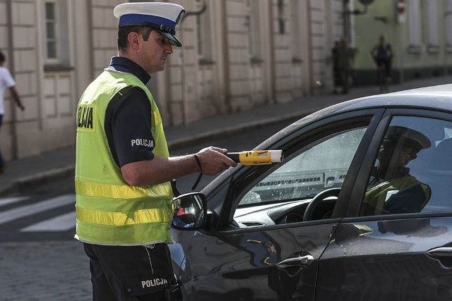 Policjanci wyczuli od kierowcy woń alkoholi.