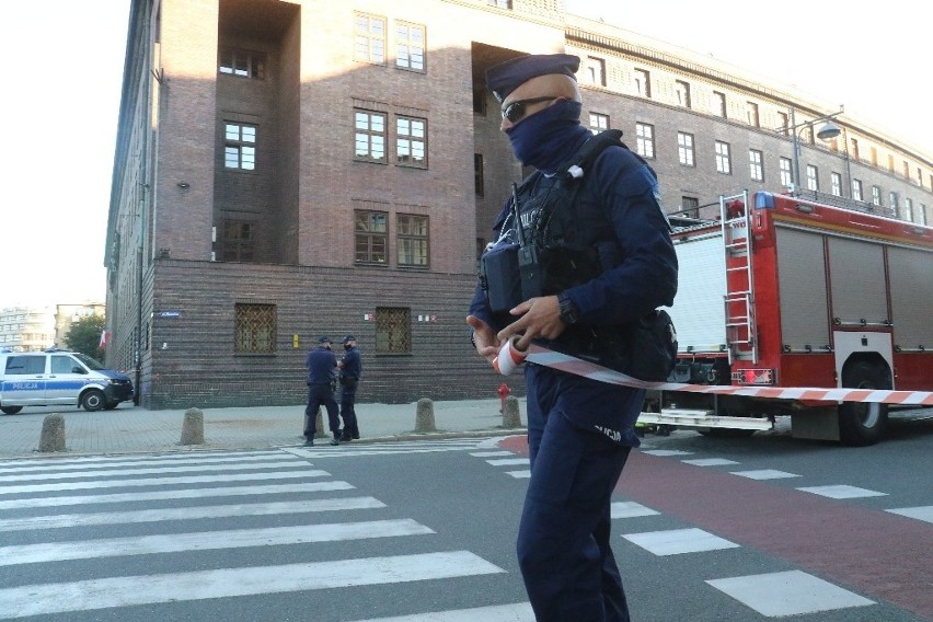 Człowiek z bombą w centrum Wrocławia? Zamknięte Podwale, pirotechnicy w akcji