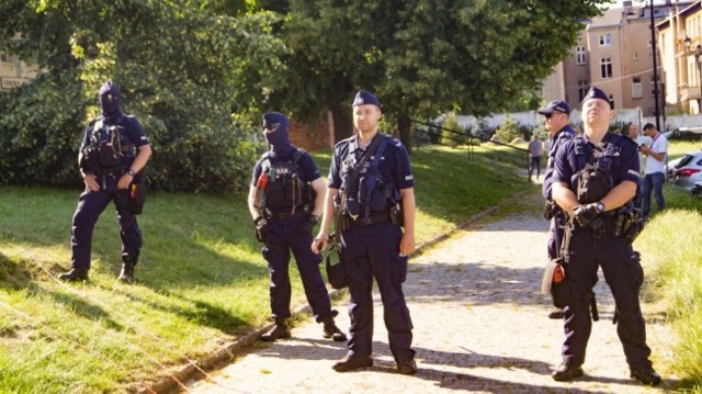 Policjanci podczas zabezpieczania spotkania w Inowrocławiu