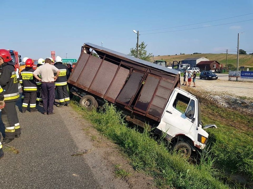 Czyżów. Ciężarówka najechała na auto dostawcze