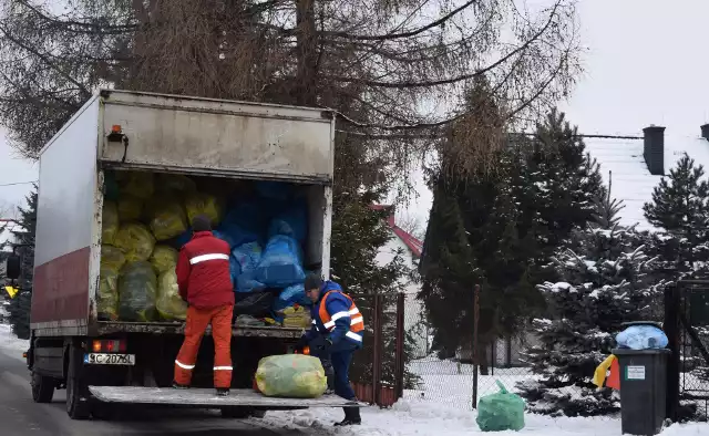 Odpady segregowane są odbierane z posesji, ale można je samemu odwozić do Punktu Selektywnej Zbiórki Odpadów Komunalnych