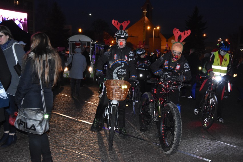 Chrzanów. Burmistrz Robert Maciaszek ze św. Mikołajem rozświetlili choinkę na Rynku [ZDJĘCIA]