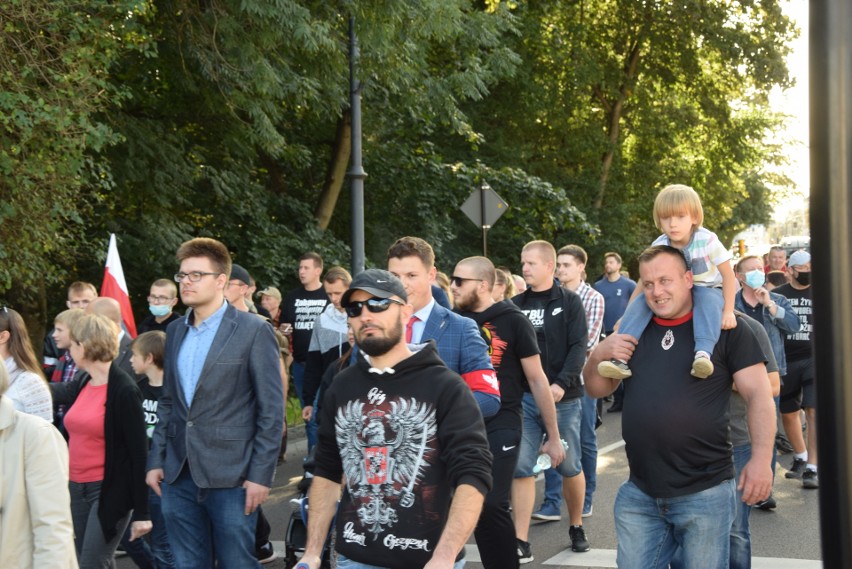 Marsz Normalności w Białymstoku. Kilkaset osób przeszło ulicami miasta protestując "przeciwko dewiacjom" [ZDJĘCIA] 19.09.2020