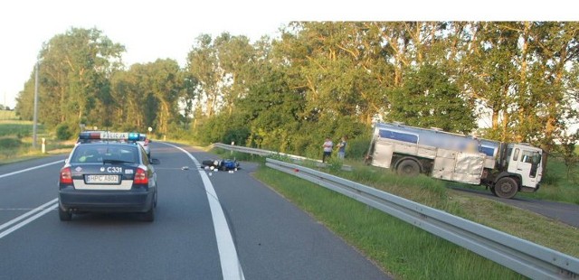 Dyżurny toruńskiej komendy został powiadomiony o zgonie 25-letniego motocyklisty przewiezionego do szpitala po zdarzeniu drogowym w dniu 10 czerwca na drodze krajowej nr 10.