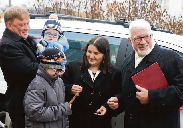 Auto przekazane przez Brama Patera (z prawej) przyda się domowi dziecka państwa Wojciechowskich