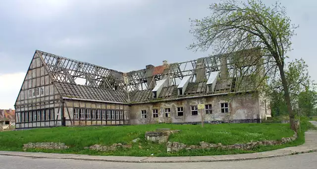 Zdewastowany budynek na terenie lotniska w Chojnie czeka na rozbiórkę. Osoba, która chciała go kupić zrezygnowała.