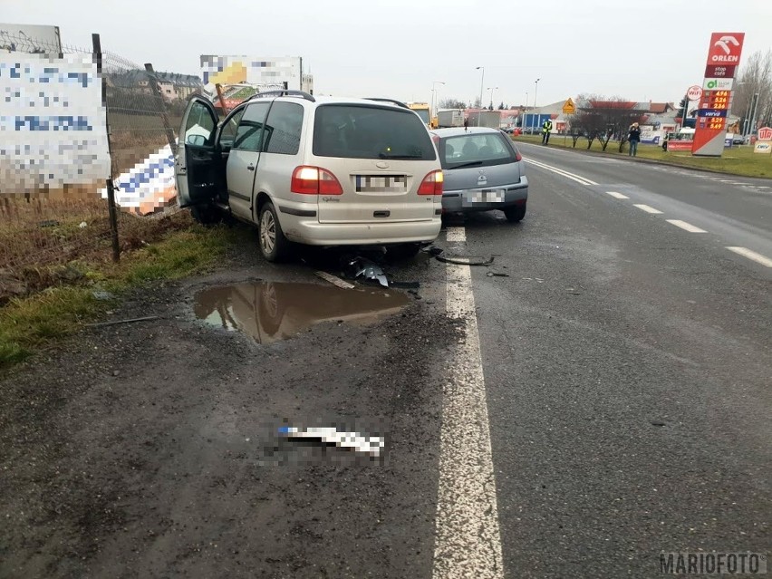 Wypadek na Krapkowickiej w Opolu. Opel corsa zderzył się z fordem galaxy. Trzy osoby są poszkodowane w wypadku na krajowej 45