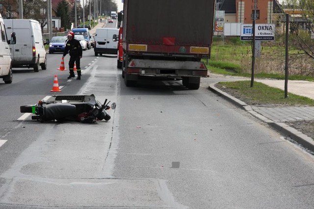 Motorowerem jechał 88-letni mężczyzna.