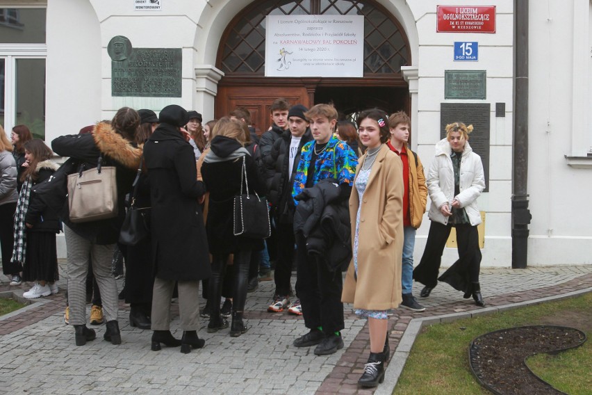 Biustonosz i spięte włosy? Burza wokół I LO w Rzeszowie. Jest porozumienie, protest zakończony [ZDJĘCIA, WIDEO]