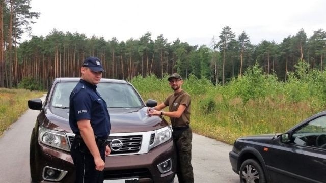 Policjanci wspólnie z leśnikami patrolowali leśne dukty