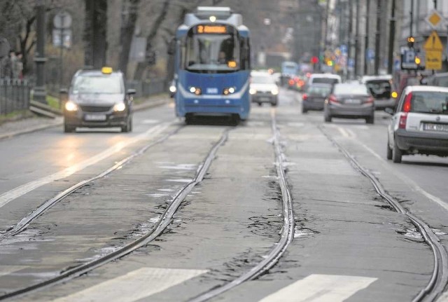 Szyny wokól Plant są w tak fatalnym stanie, że tramwaje muszą zwalniać, aby bezpiecznie przejechać