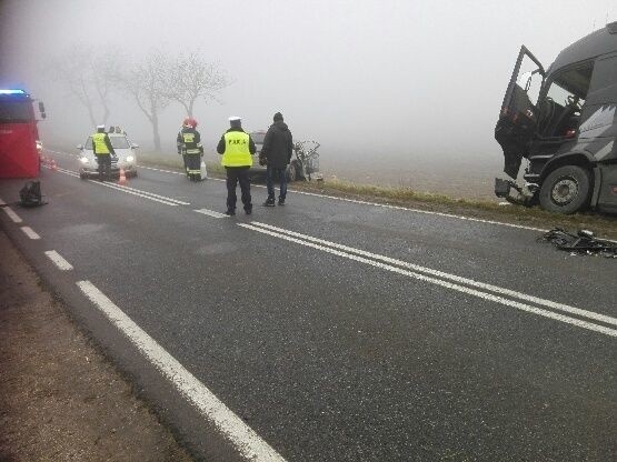 Śmiertelny wypadek w powiecie kazimierskim. Po zderzeniu z dwoma tirami zginął kierowca osobówki