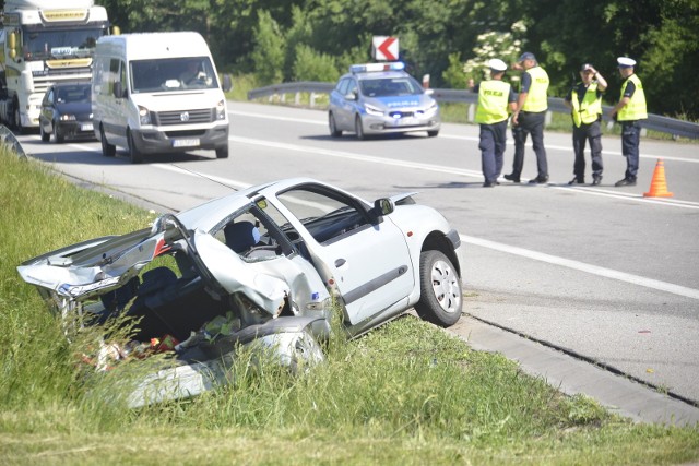 Dziś po godzinie 14.00 doszło do bardzo groźnego zdarzenia na drodze krajowej nr 10 w miejscowości Karnkowo (gm. Lipno). Ze wstępnych ustaleń wynika, że kierująca samochodem dostawczym marki Dacia uderzyła w osobowe Renault, którym podróżowały dwie osoby.Jedną z poszkodowanych osób zabrał śmigłowiec Lotniczego Pogotowia Ratunkowego. Przez kilkadziesiąt minut droga była nieprzejezdna.Czy da się uniknąć wypadków drogowych? źródło: Dzień Dobry TVN/x-news