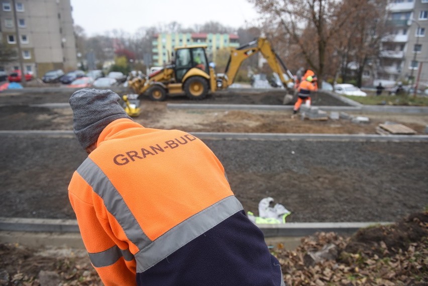 Zielona Góra, listopad 2019. Budowa nowych parkingów przy...