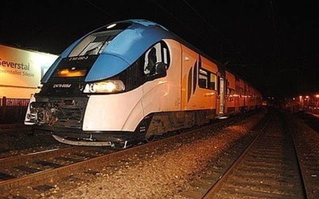 Tragedia na torach w Czechowicach Dziedzicach: pociąg śmiertelnie potrącił pieszego na strzeżonym przejściu 