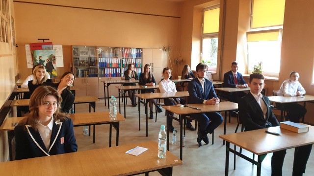 Maturzystom z I Liceum imienia Juliusza Słowackiego w Skarżysku - Kamiennej przed rozpoczęciem egzaminu humory dopisywały.