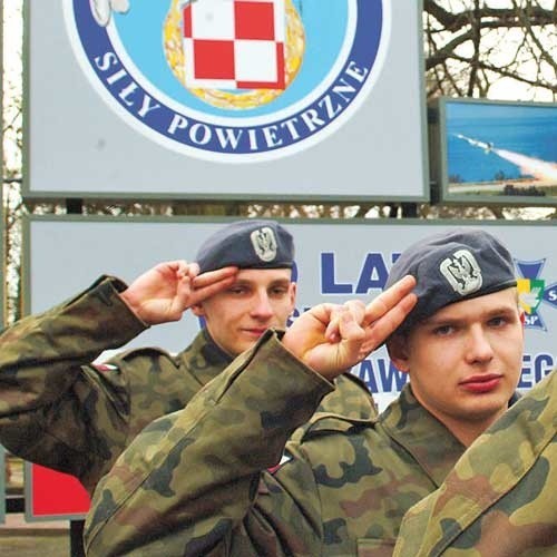 Od prawej: Emil Gołaszewski i Piotr Pobłocki z Centrum Szkolenia Sił Powietrznych w Koszalinie byli wśród tych, którzy uczcili wczoraj pamięć poległych żołnierzy.