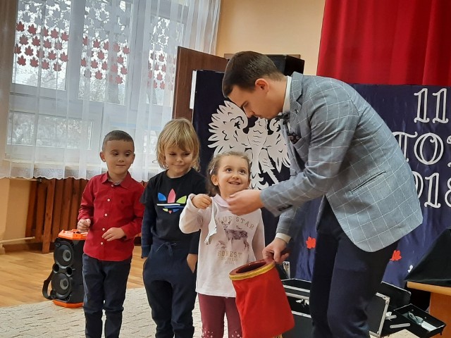 Iluzjonista Maciej Szymański, uczestnik "Mam Talent" z wizytą u przedszkolaków z Małogoszcza.