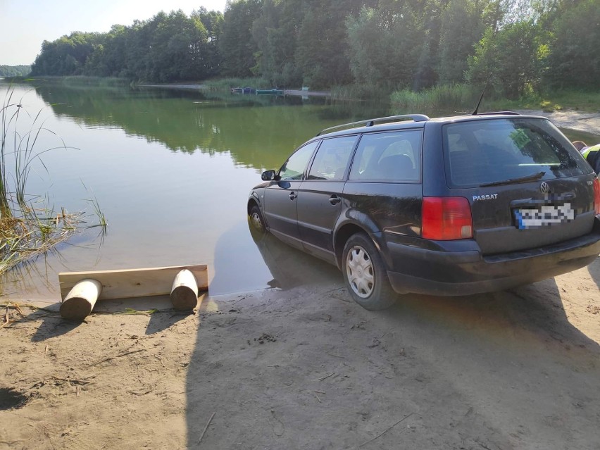 Policja poszukuje "autora" tego parkowania nad jeziorem w...