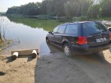 "Passat u wodopoju". Komentarze po akcji z wyciągania auta z jeziora w Borównie [zdjęcia]