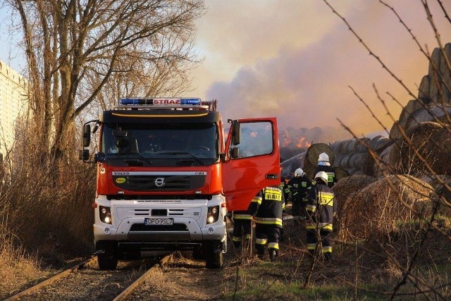 12 zastępów straży gasiło wielki pożar słomy na ul. Magazynowej.
