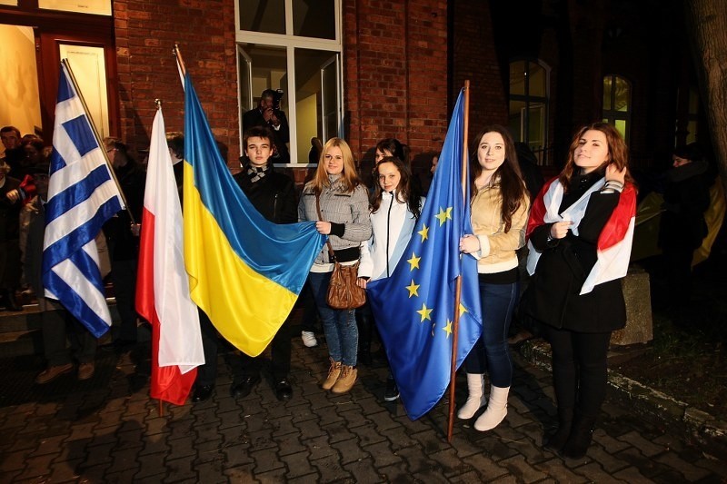 Protestujący wyrażali poparcie dla Ukraińców domagających...