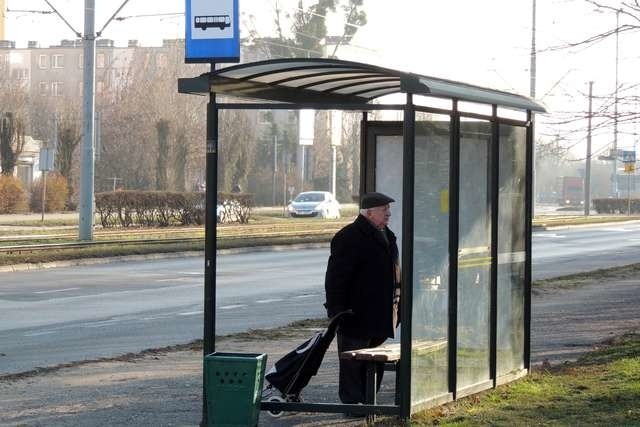 Wiata jest, ale szyby brakuje - przy ulicy Warneńczyka