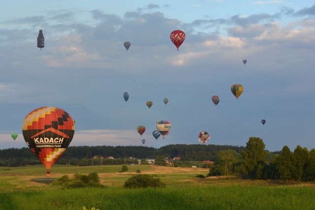 Wielkie lądowanie balonów w szczecineckiej Trzesiece. Już nie raz mieliśmy okazję przekonać się, że w przypadku sportów balonowych lądowanie może być równie spektakularne co start. Tym razem nie tylko uchwyciliśmy moment lądowania balonu – lisa i zrzut pierwszego z markerów, ale również zamieniliśmy kilka słów z wyjątkowym zawodnikiem – panem Jackiem Bogdańskim, w środowisku znanym z podróży balonowych po całym świecie (przeleciał balonem na ogrzane powietrze Alpy, latał m.in w Tunezji, Tajlandii i Iranie) oraz polskim reprezentantem w ubiegłorocznym wyścigu o Puchar Gordona Bennetta.Co nas jeszcze czeka? W sobotę o godz. 18.30 II start balonów - tereny OSiR. godz. 22.30 - Nocna Gala Balonów - tereny OSiRNiedziela, godz. 5.30 III start balonów - tereny OSiR. Lot bez konkurencji sportowej. godz. 13.00 Parada Balonów przez miasto. godz. 18:30 IV start balonów. Konkurencja "Splash or grab".