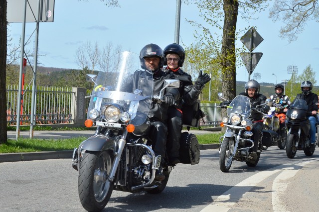 Ponad dwustu motocyklistów przyjechało na otwarcie sezonu do Bytowa. Była oczywiście parada ulicami miasta.