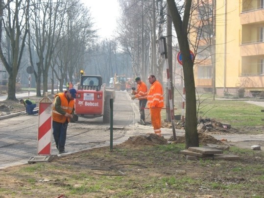 Robotnicy położą nową nawierzchnię na ul. Harcerskiej.