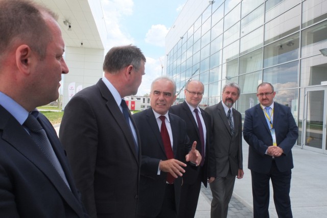 Arkadiusz Tkocz (od lewej), dyrektor OCRG, Antoni Konopka, członek zarządu województwa, Tadeusz Jarmuziewicz, poseł, Leszek Kosiorek, dyrektor częstochowskiego oddziału Tauron Dystrybucja, Roman Guła, dyrektor opolskiego oddziału tej firmy, Dariusz Sitko, zastępca dyrektora OODR w Łosiowie.