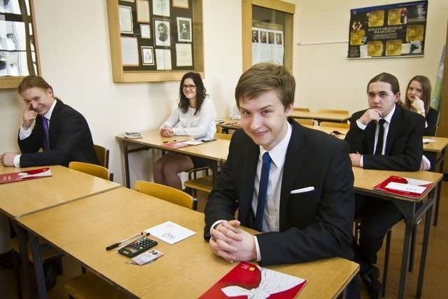 Tomka Skibickiego, ucznia I LO w Bydgoszczy (na pierwszym planie), martwią wyniki z egzaminu z chemii, z reszty przedmiotów jest raczej zadowolony
