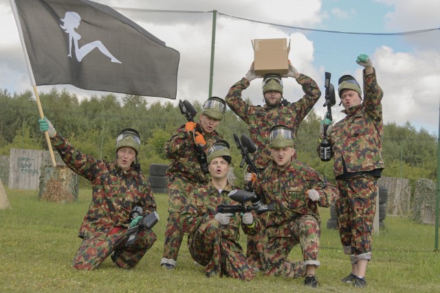 Wiele atrakcji czeka na tych, którzy zechcą skorzystać z FunPark Paintball w Piotrkowicach w gminie Chmielnik w powiecie kieleckim. Ostatnio otwarte zostało tam drugie, duże pole do paintballa.