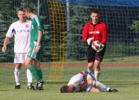 Bramkarz Dawid Popardowski i jego koledzy z Polonii Nysa (białe stroje) wracają do IV ligi.