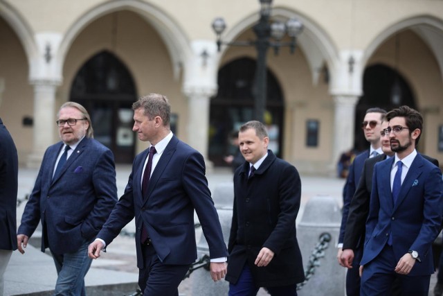 Ireneusz Raś podczas poniedziałkowej konferencji na Rynku. Obok, na prawo, Wojciech Krzysztonek