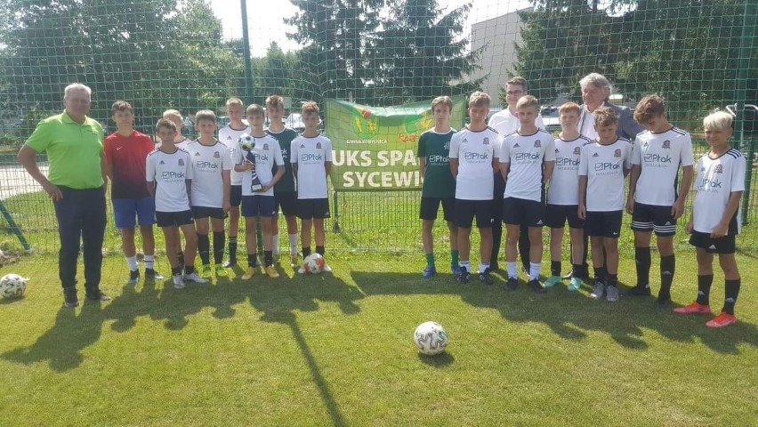 Poseł Piotr Müller z wizytą na stadionie w Sycewicach i gratulacjami dla piłkarzy