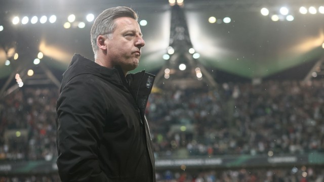FOT. Trener Legii Warszawa Kosta Runjaić podczas drugiego meczu z Molde FK