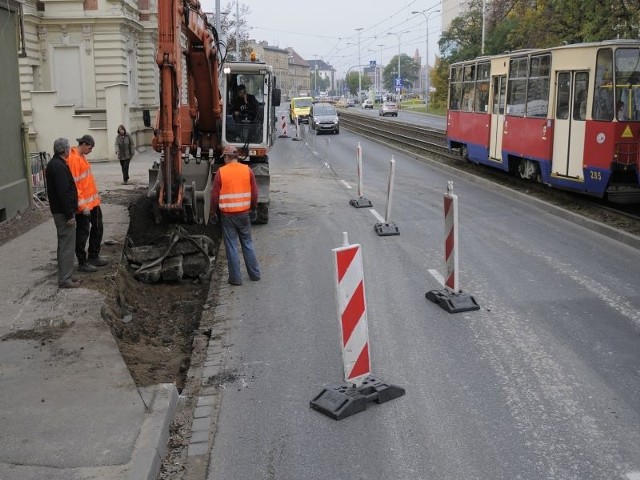 Na jezdni ulicy Jagiellońskiej w Bydgoszczy ruszają roboty kanalizacyjne.