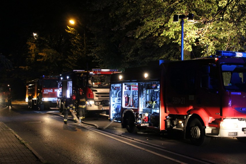 Groźny pożar w Rybniku. Paliło się 14 samochodów