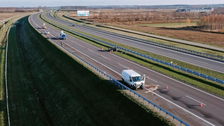 Autostrada A4 w kierunku Rzeszowa była zablokowana. Zderzyły się 2 osobówki między Rzeszowem, a Łańcutem. 2 osoby ranne [ZDJĘCIA]