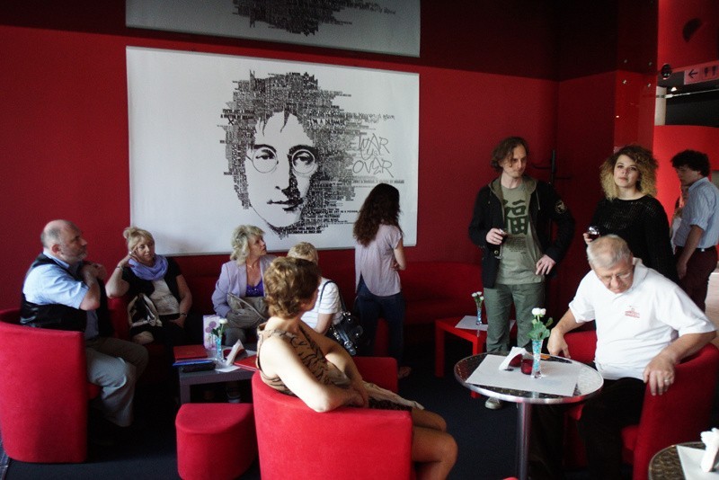 Tarnów: grafika "John Lennon - War is Over" w Red Gallery Cafe [ZDJĘCIA]