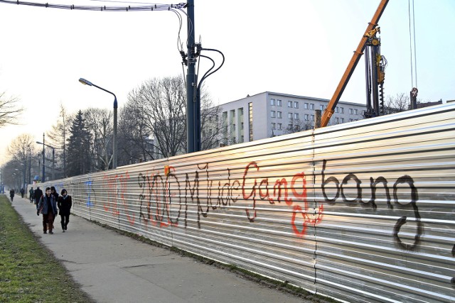 Kompromitujące Kraków kibolskie  malunki nie są łatwe  do usunięcia. Ich zamalowanie lub zmycie może potrwać nawet tydzień