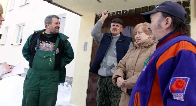 Mieszkańcy bloków przy ulicy Sienkiewicza w Choroszczy nie zgadzają się na powstanie w ich sąsiedztwie Domu Pobytu Tymczasowego. Od lewej: Janusz Zawadzki, Henryk Toczydłowski, Jadwiga Abrycka, Leon Salwecki.