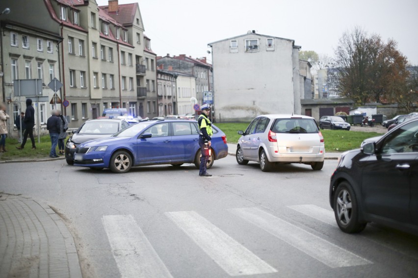 Kolizja na skrzyżowaniu w Słupsku. Powstały trudności z przejazdem [zdjęcia]