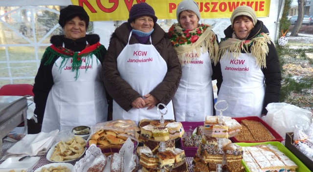 Pyszne ciasta domowego wypieku oferowały na kiermaszu śwątecznym Janowianki z Janowic Poduszowskich, które wygrały plebiscyt kół gospodyń "Echa Dnia" w powiecie buskim.