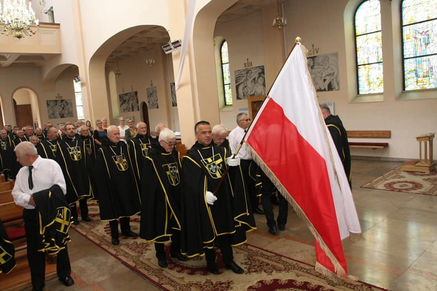 Erygacja nowej chorągwi świętego Jana Pawła II przy parafii w Kazimierzy Małej. Zobacz zdjęcia