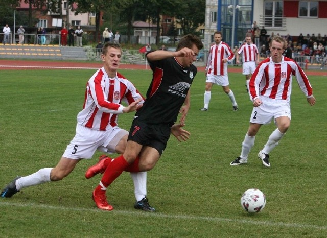 Dariusz Kantor strzelił wiosną 7 z 8 goli dla Wisłoki. Wiesław Kozubek (z lewej) i reszta obrońców Resovii musi mieć go na oku.
